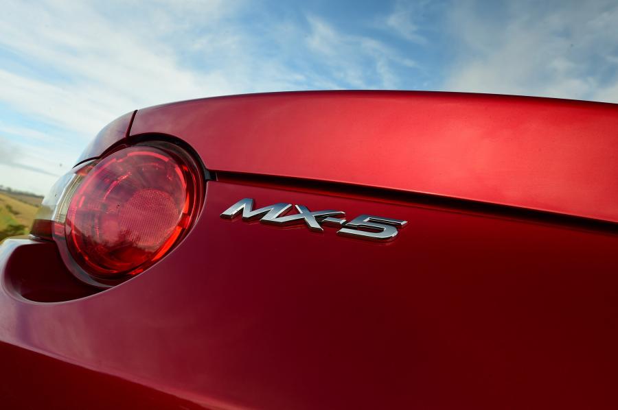 Логотип Mazda MX-5 RF 2017 года  (UK) (фото 31 из 40)